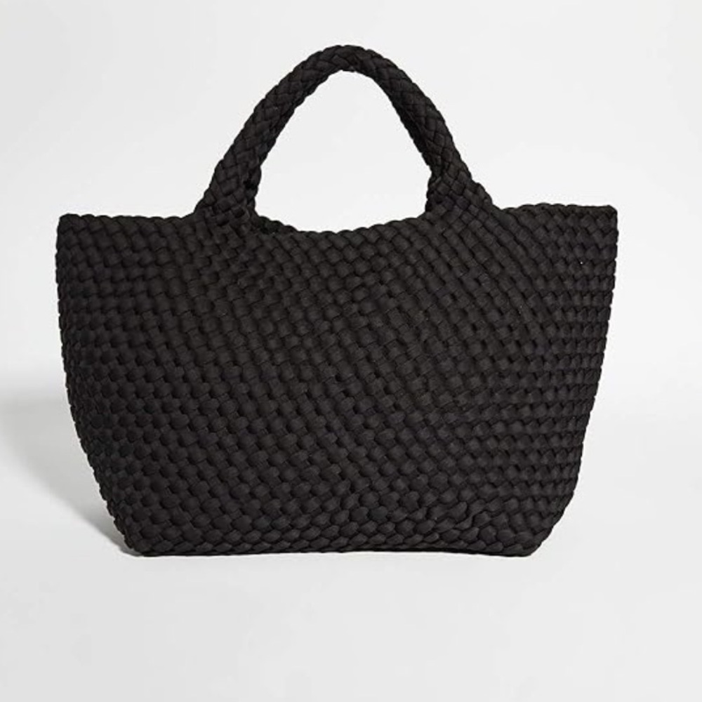 EUC st barths medium in Onyx includes zip pouch